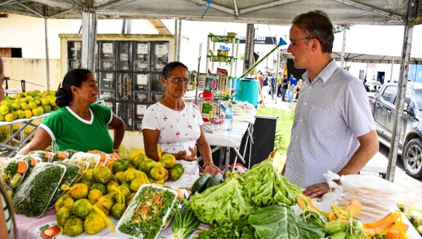 Leo de Brito entrega máquinas e implementos agrícolas para apoio à produção em Mâncio Lima